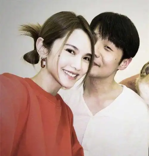 李荣浩陪老婆回娘家,连续10年给她过生日,40岁杨丞琳仍没生娃打