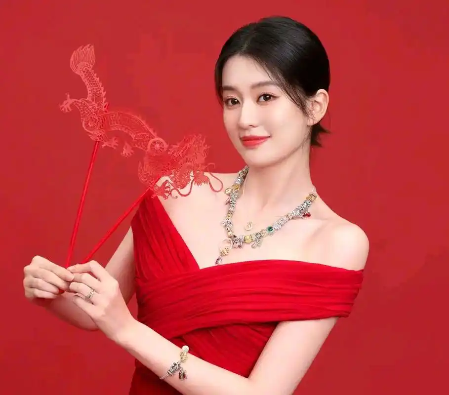 乔欣曾身穿一字肩红裙出席活动,红唇妆搭配潘多拉珠宝,优雅甜美,令人