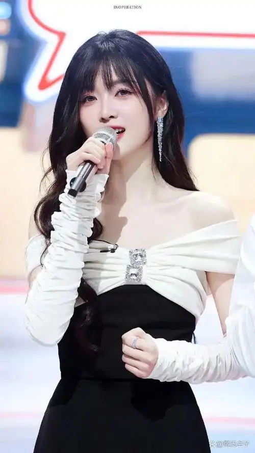 她曾是女子演唱组合宇宙少女和火箭少女101的成员.