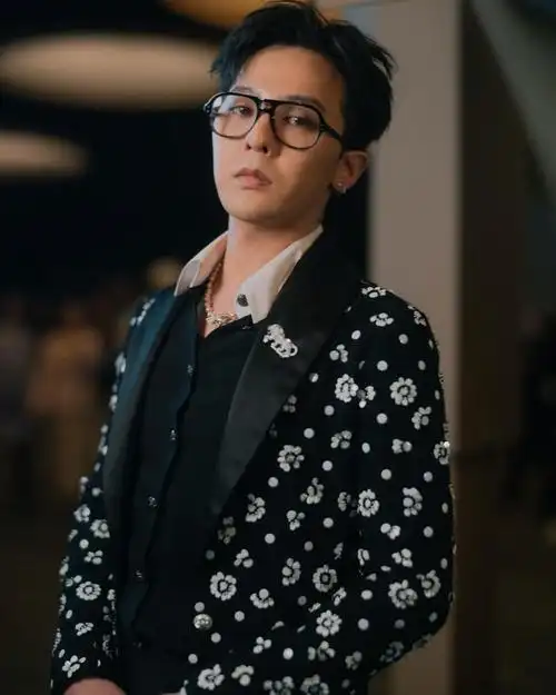 权志龙传言签约华纳,和iu相提并论真好笑!