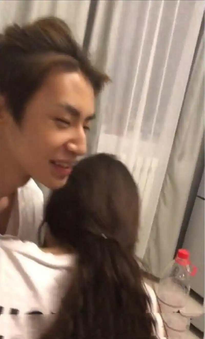 和女友恋情确认?小鬼吻照疯传,公司被迫公开王琳凯感情状况!