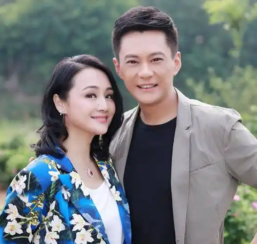 主持人曹颖老公罕出镜,2秒镜头难掩帅气,两人相恋23年修成正果_王斑