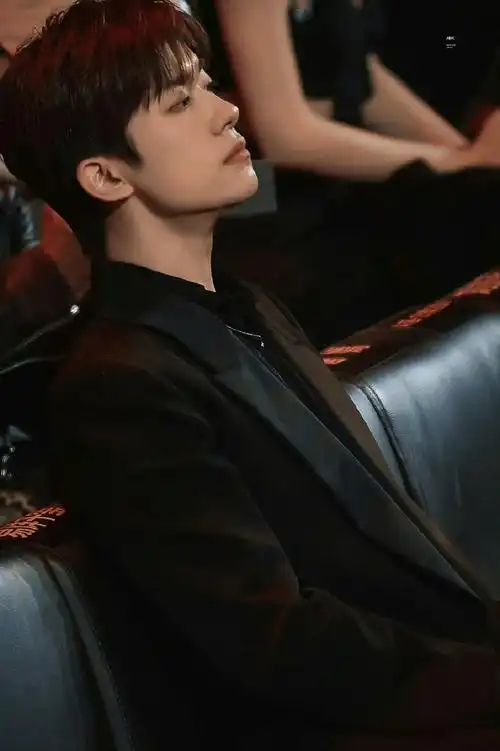 易烊千玺超话#易烊千玺黑西装花絮#千玺真的很喜欢黑色,来个黑衣合集