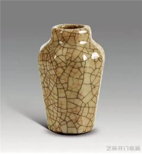 图7:哥窑八棱小瓶,拍卖成交价格估计:hkd  2,518,510-2,518,510,最终