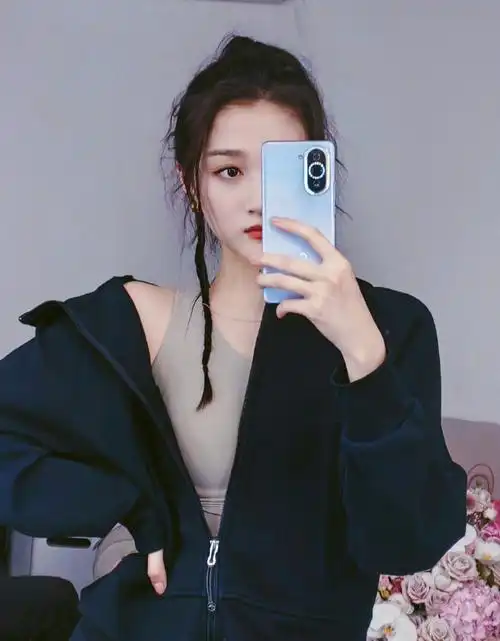 萌宠随拍#关晓彤在片场踏青,与萌宠合照,是氧气女孩呀,好青春好可爱呀