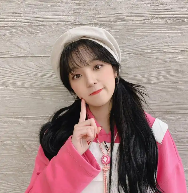 粉色宋雨琦就要搭配粉色脚甲,超爱啊!脚趾甲太漂亮了