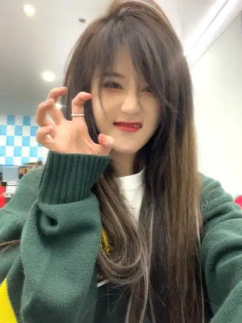 段艺璇绿色毛衣随拍#段艺璇超话精致可爱漂亮段艺璇,大片的质感多多