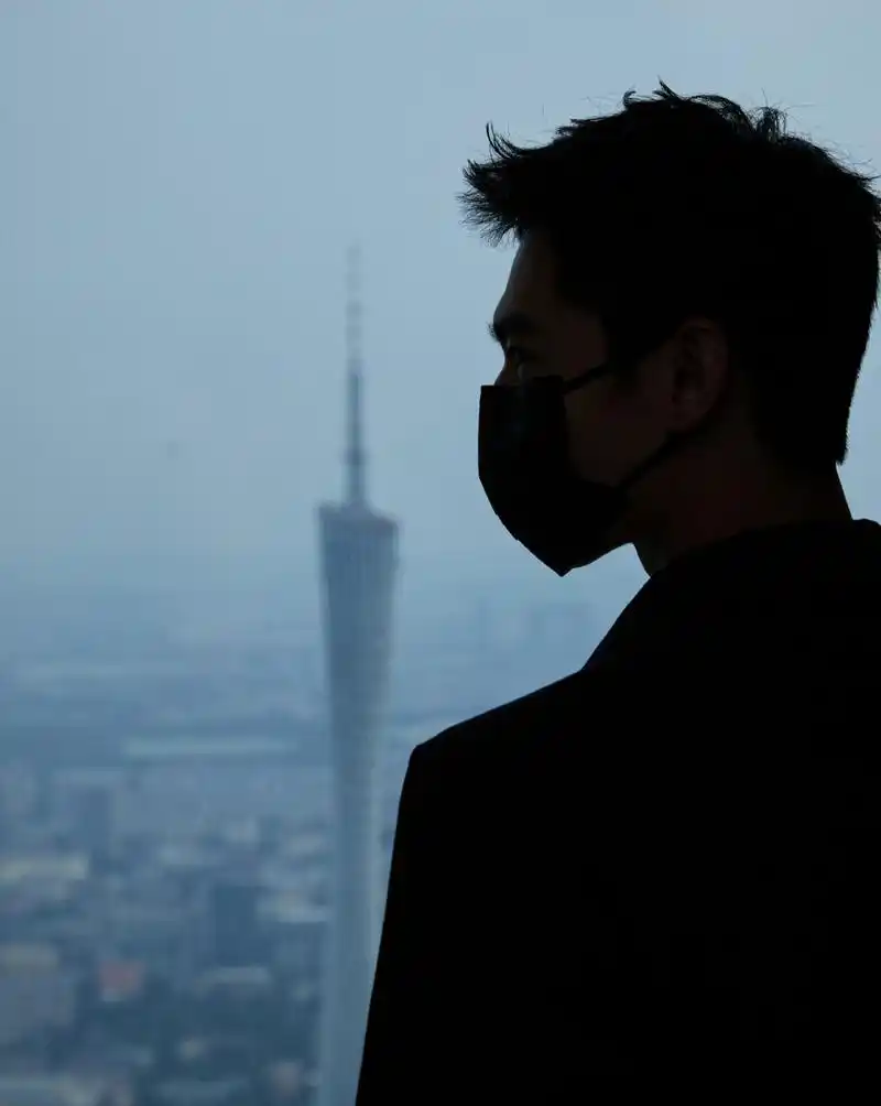 杨洋的侧脸,是戴着口罩也能看出来的优越