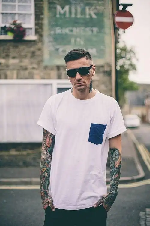 霸气腿部纹身 张扬个性对于热爱纹身的潮流达人来说,花臂和颈间纹身