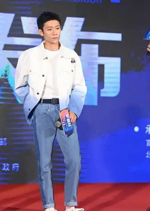 李沁终于要爆火新剧搭实力派张一山穿阔腿裤比男主的腿还显粗