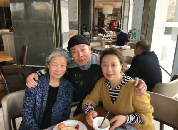 58岁刘佳晒自拍照,搭档吕中老师拍新剧,家装显示出她的性格