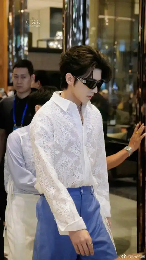 蔡徐坤白色蕾丝透视衬衫##蔡徐坤衣服是用来拖地的吗