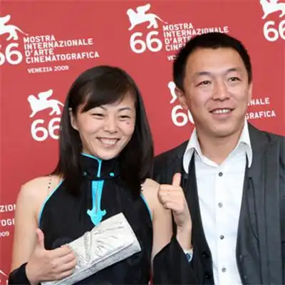 黄渤一家四口现身机场最苦的日子她都在现在把最好的给她