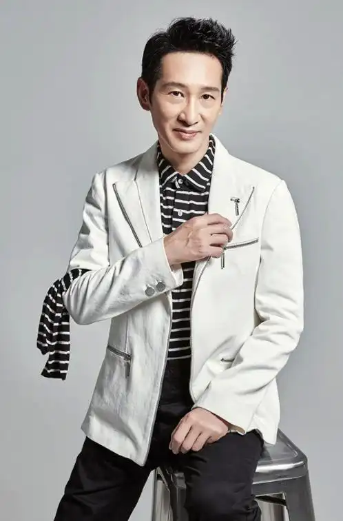 王劲松:演32年的配角终成名,被傅彪"逼"出狠劲,55岁婚姻成谜