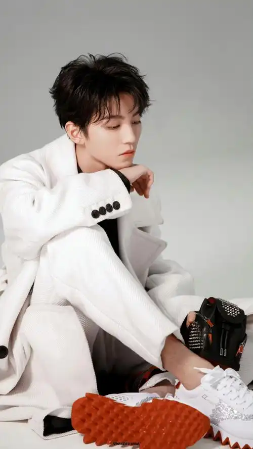 王俊凯超话存档一组很爱的一组杂志花絮图,美得好情冷纯粹!