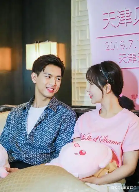 杨紫捂嘴说悄悄话时有谁注意王俊凯的举动网友官宣算了