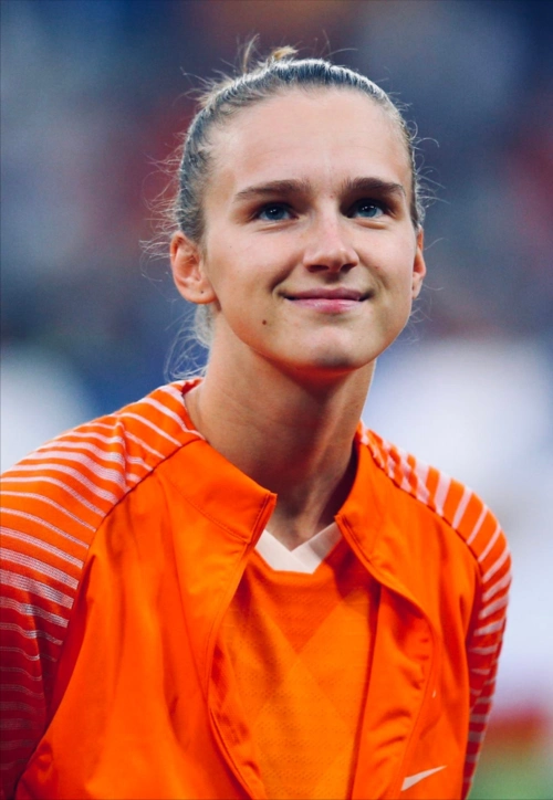 除了恐怖的实力外,米德玛的外形也是深得球迷喜爱,她甜美的笑容再加上