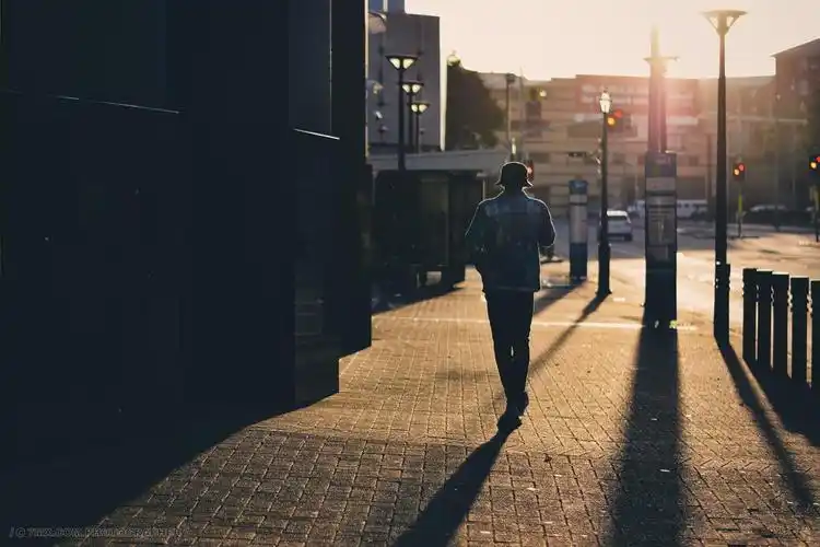 街头 回家 行走 澳大利亚 日落 剪影 傍晚 背影 男人 孤独 国外