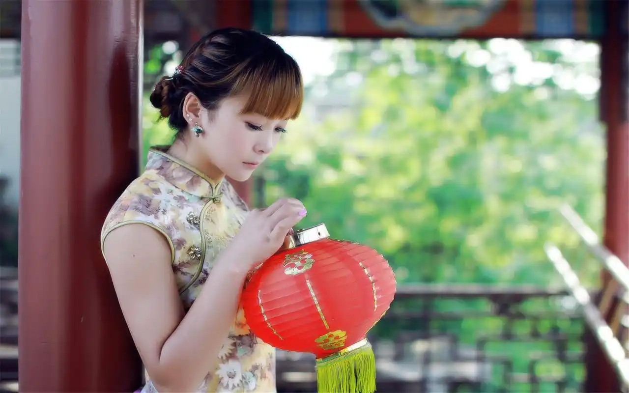 优雅气质古典旗袍美女高清桌面壁纸
