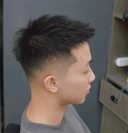 其实前刺短发打理毫无难度,对于不擅长打理的男生来说,可以有效的实现