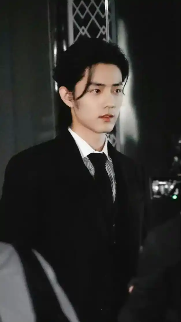 肖战海外之行人气爆棚黑色西装狼尾造型霸气侧漏让粉丝疯狂