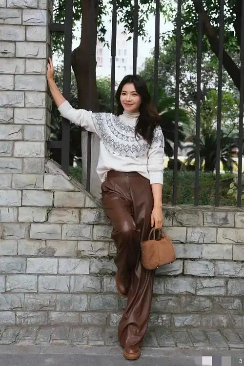 刘涛晒街拍照,白色针织衫搭配皮裤,温婉大气,优雅知性.