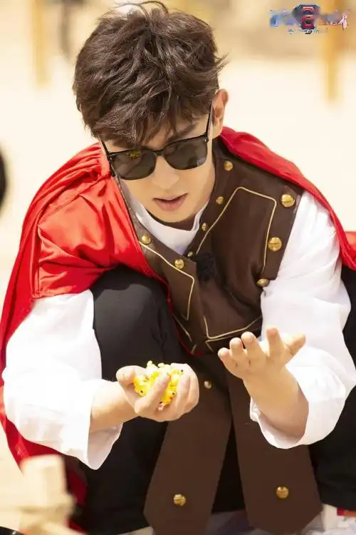 邓伦《极限挑战》录制照来袭 披红袍骑骆驼的沙漠小王子!