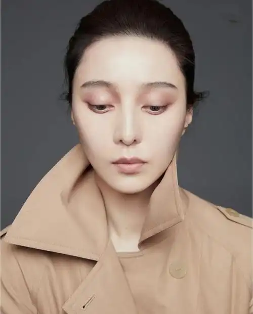 范冰冰晒最新写真,深色眼妆造型太夸张,粉丝却大赞好看有高级感|妆容|