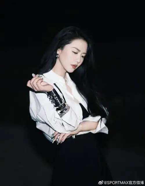 谭维维示范女绅士穿搭:简约白衬衫配以曳地长裤,背带点缀,飒气有型.