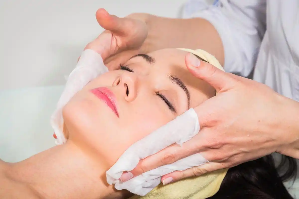 在美容院的面部按摩放松解压面部清洁脸部面部按摩