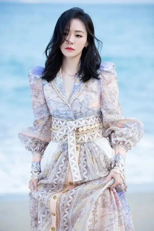 张靓颖海底白纱短裙造型##张靓颖新歌潮光高音