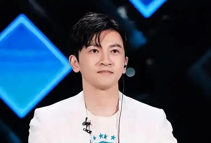 回顾表面上是端正男神其实鼻子歪斜这8位男星经不起细看