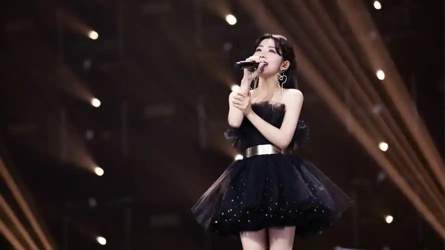 赖美云出席tmea年度盛典蝴蝶抹胸长裙灵动梦幻