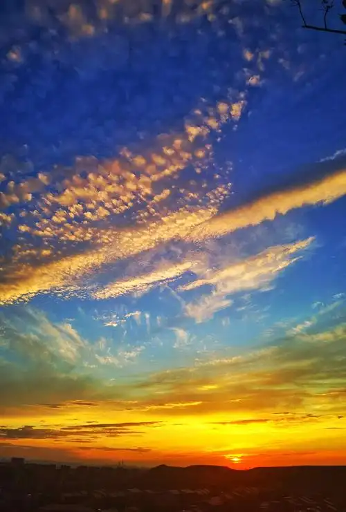 夕阳之云傍晚日落天空云彩变幻莫测
