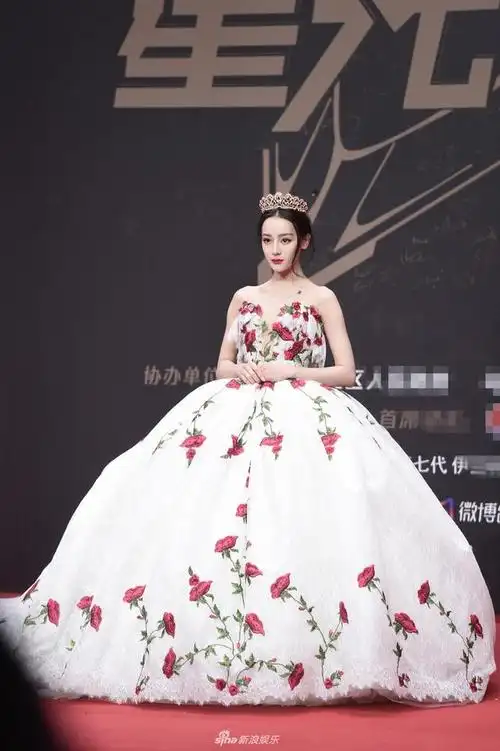 组图:是公主吧!迪丽热巴玫瑰刺绣拖尾白纱裙 高贵冷艳气质非凡