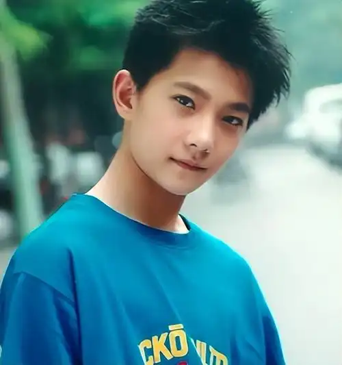 杨洋王楚然片场喂猪被拍!十几头肥猪满地跑,女生大胆莫猪不嫌脏