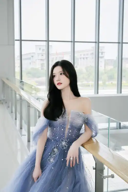 陈意涵estelle超话91#陈意涵芭莎造型#取银河星辉之色,闪耀盛放于