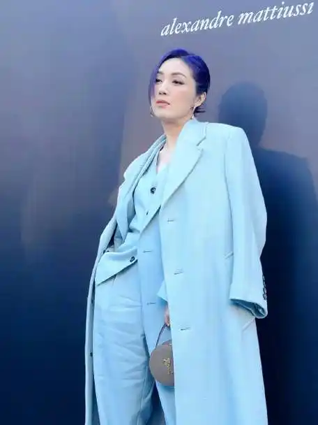 杨千嬅紫发蓝衣气场全开,叫一声大哥不过分吧!