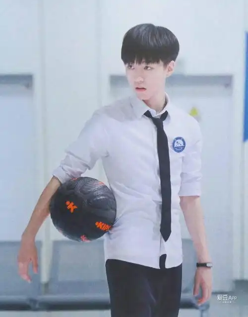 盘点王俊凯打篮球合集  耍帅的样子迷倒粉丝