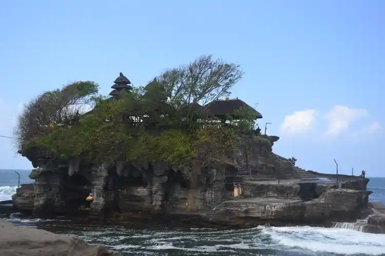 海神庙(tanah lot)是巴厘岛最重要的海边庙宇之一,始建于16世纪.