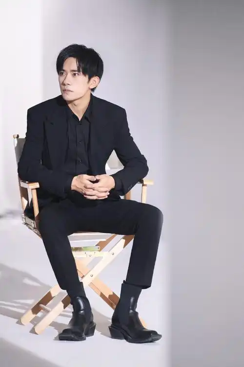 易烊千玺胶片风大片曝光一身黑西装气场全开