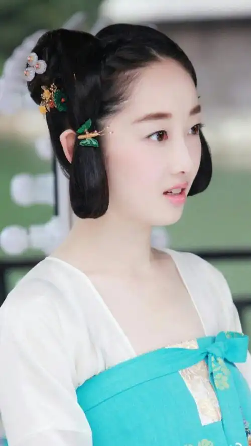 蒋梦婕出道的第一部电视剧就是李少华版的《红楼梦》,并在剧中饰演