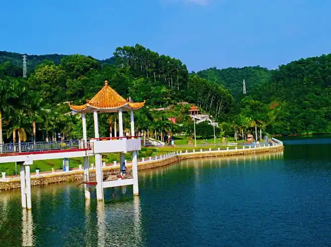 《家乡美》2018年9月12日下午阳春东湖美景用手机玩拍,发现身边的美.