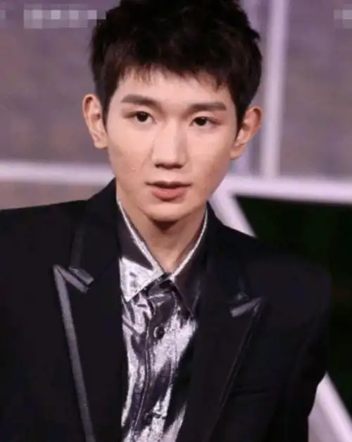 原创王源无修照差点不敢认离开10级美颜之后20岁长得像30岁