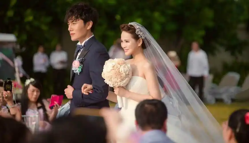 1999年深夜,伊能静穿着睡衣敲开黄磊房门,黄磊怒骂"神经病"