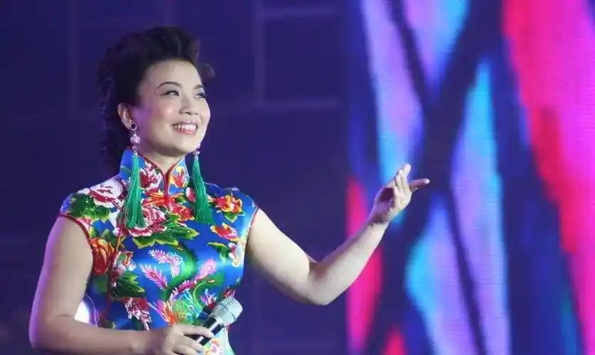 原创成名后父亲患癌独自撑起家庭6年的张也如今年过50未婚无子