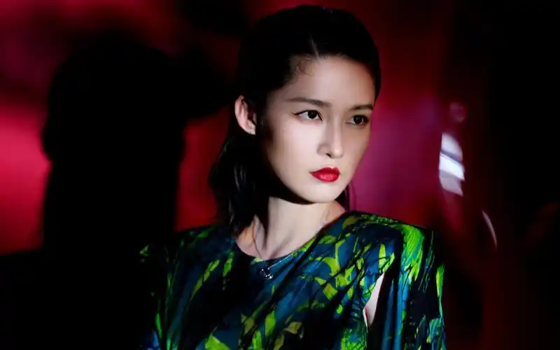 李沁时尚魅力写真桌面壁纸