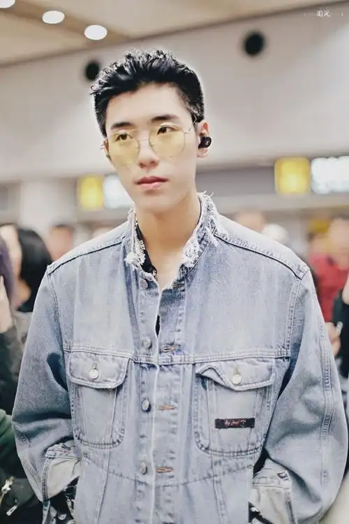 戴着眼镜的王子异太帅了一笑整个心都融化了