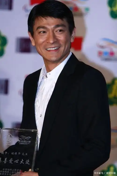 刘德华展现魅力风格与年轻说唱歌手互动