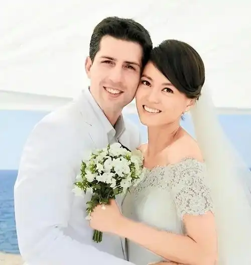 梁咏琪在澳门开唱,外籍老公上台为其庆生,9岁混血女儿像印度人_腾讯